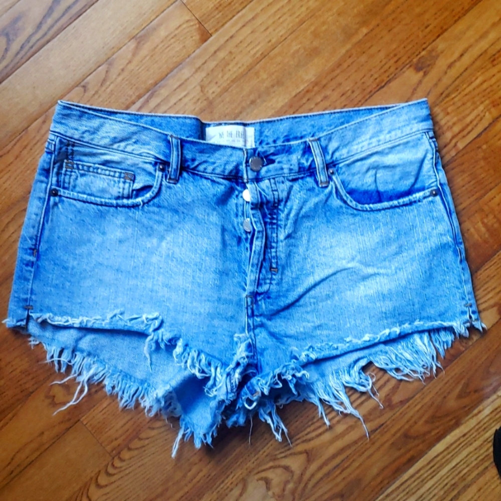 We The Free Frayed Cheeky Cutoff Hem Denim Short Size 31